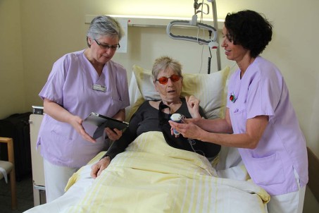 Gisela Lange (links) und Ursula Gehring (rechts) auf Akutschmerzdienst-Visite bei Patientin Inge Lücke.