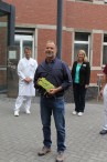 Peter Sondors zusammen mit Kollegen und dem Vorstand vor dem Eingang der LVR-Klinik für Orthopädie Viersen