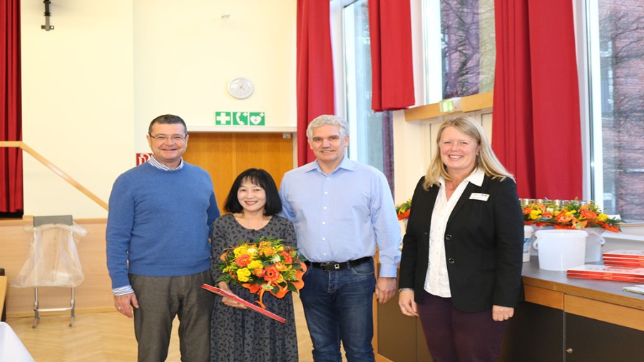 Gruppenbild Prof. Dr. König, Bao Nhi Huynh, Dietmar Benzerath, Irmgard van Haeff