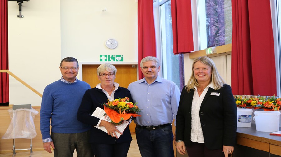 Gruppenbild Prof. Dr. König, Karola Schröder, Dietmar Benzerath, Irmgard van Haeff