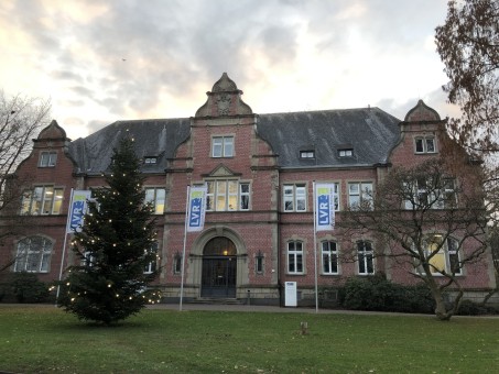 Gebäude der Hauptverwaltung mit Weihnachtsbaum