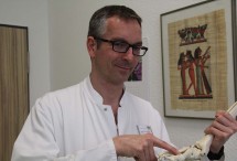 Oberarzt Ingo Stoltenberg mit fussskelett in der Hand