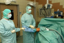 Ambulanter Operationssaal. Schwester und Arzt bei einer Knie-TEP.