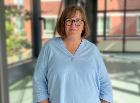 Portrait von Frau mit kinnlangen dunklen Haaren und Brille