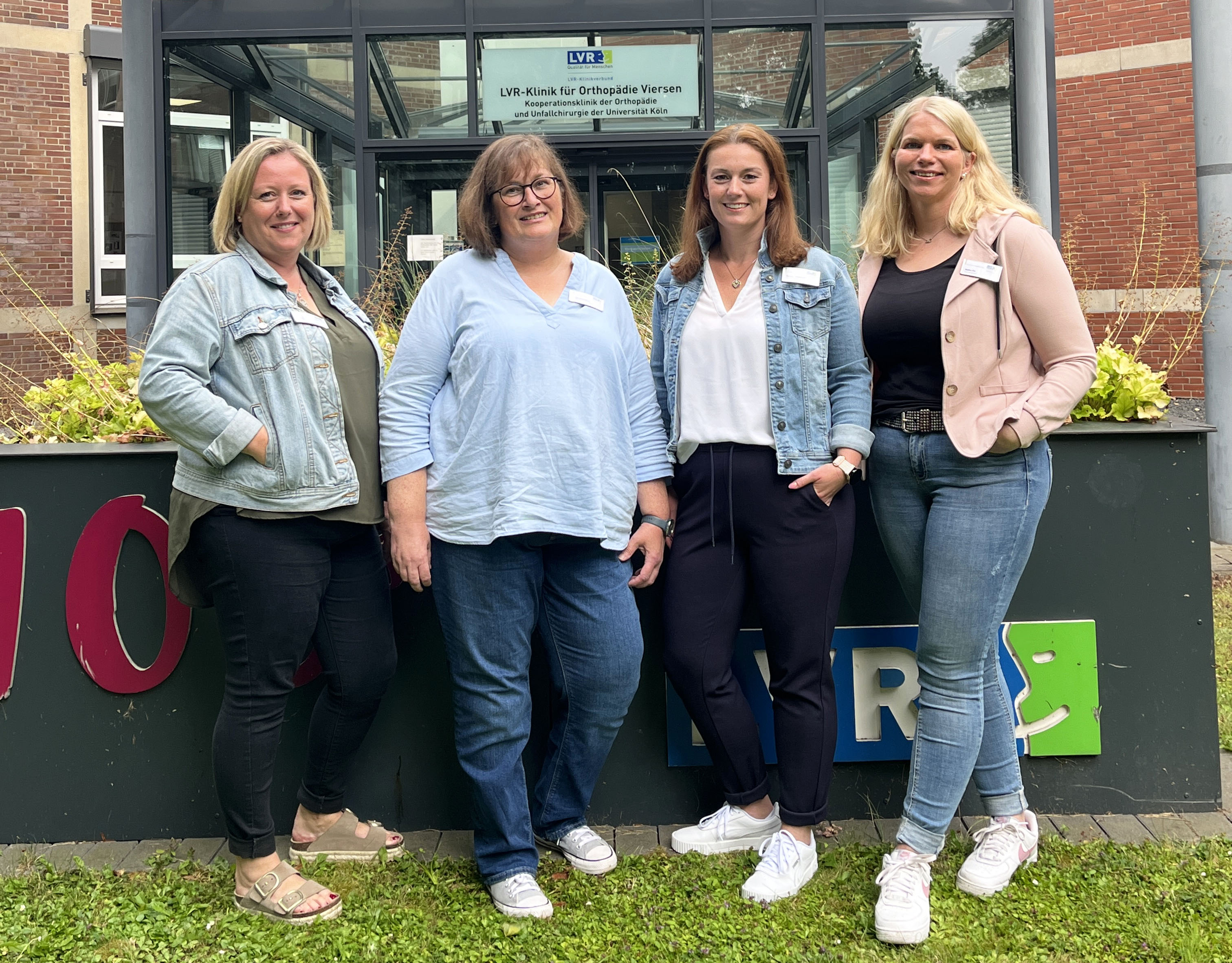 3 Frauen, die das Team des Casemanagements bilden stehen nebeneinander