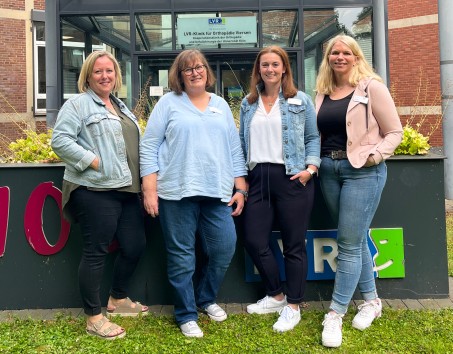 3 Frauen, die das Team des Casemanagements bilden stehen nebeneinander