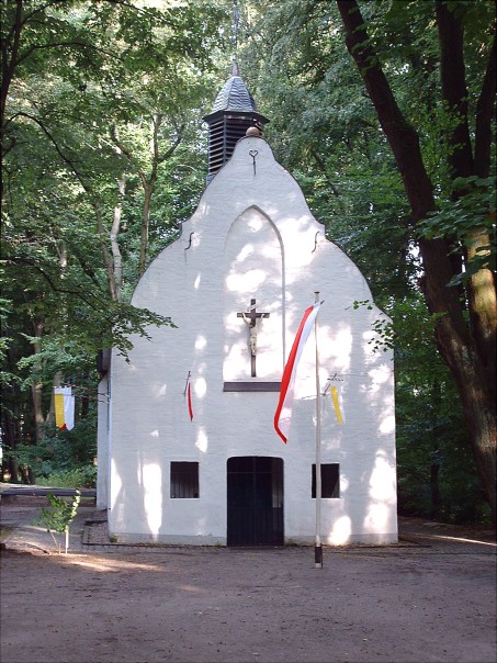 Vorderfront der Irmgardiskirche. Kleine kirche im Wald.