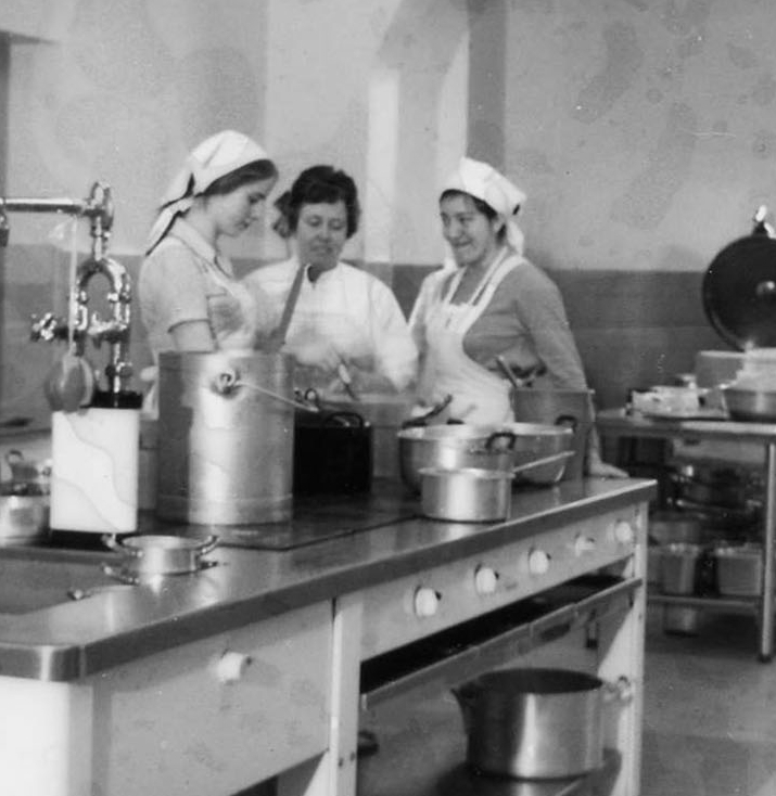 Schwarz-Weiß-Bild der Küche der Klinik mit Personal