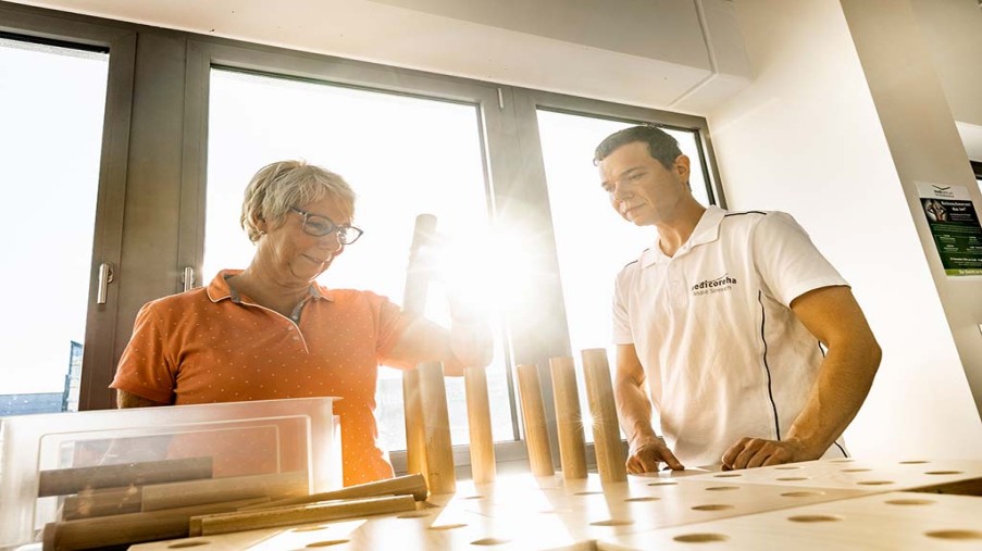 Patientin und Physiotherapeut in der Ergotherapie